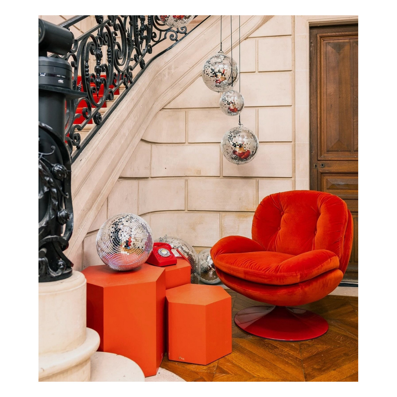 Designersessel Memento in rotem Samt