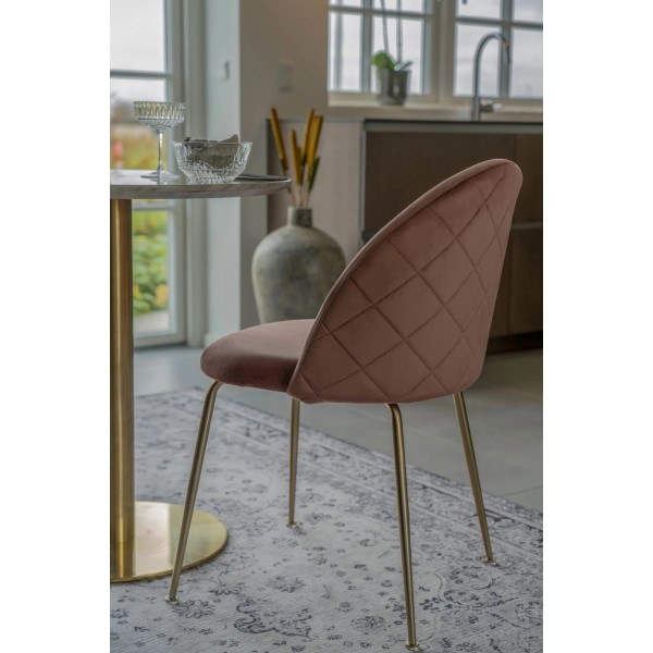 GENEVE - Chaise en velours rose et pieds dorés avec dossier incurvé effet capitonné