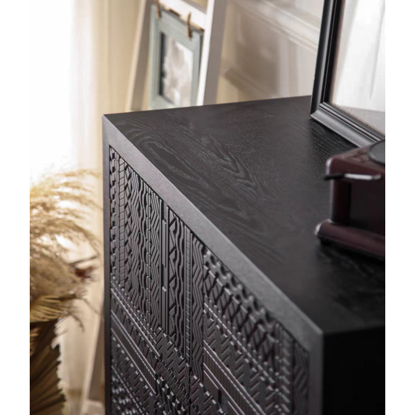 Petit buffet / commode avec façade sculptée
