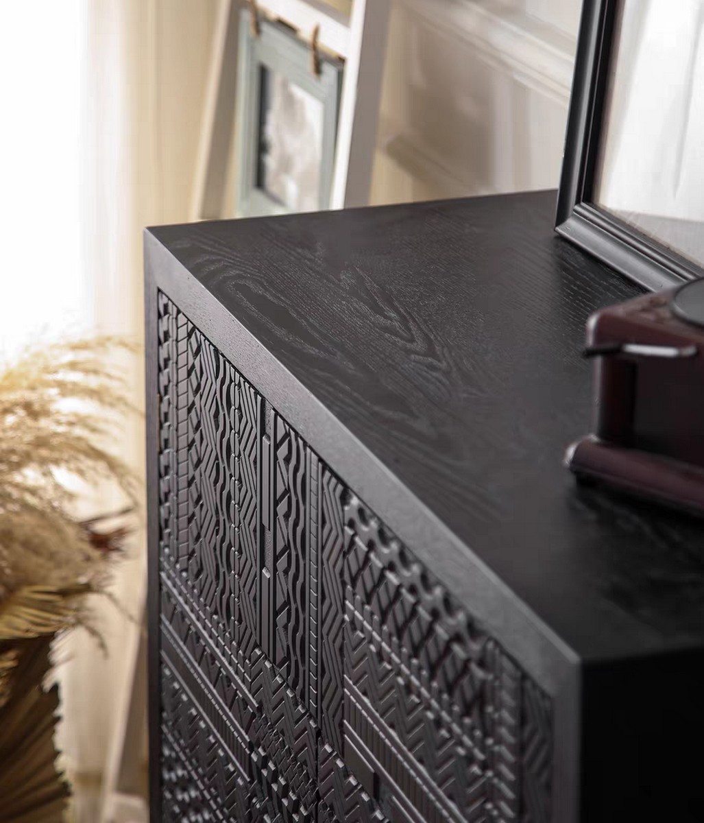 Petit buffet / commode avec façade sculptée
