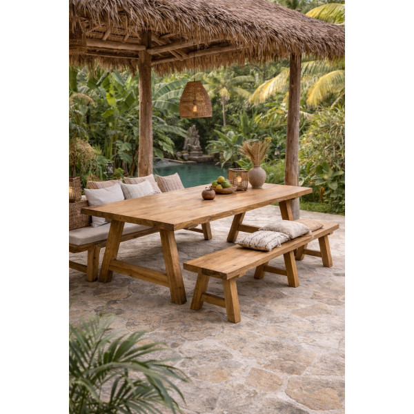 Table avec banc assorti