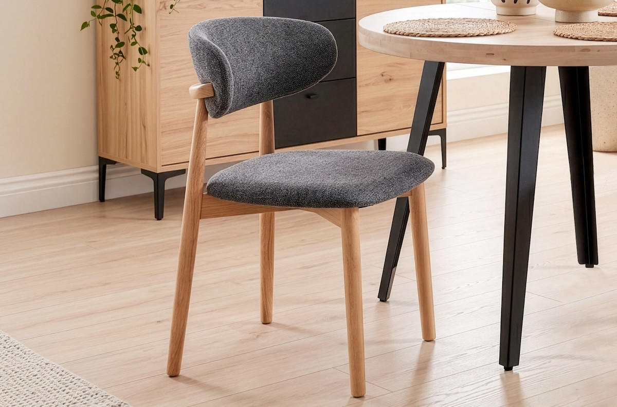 Chaise en bois et tissu gris